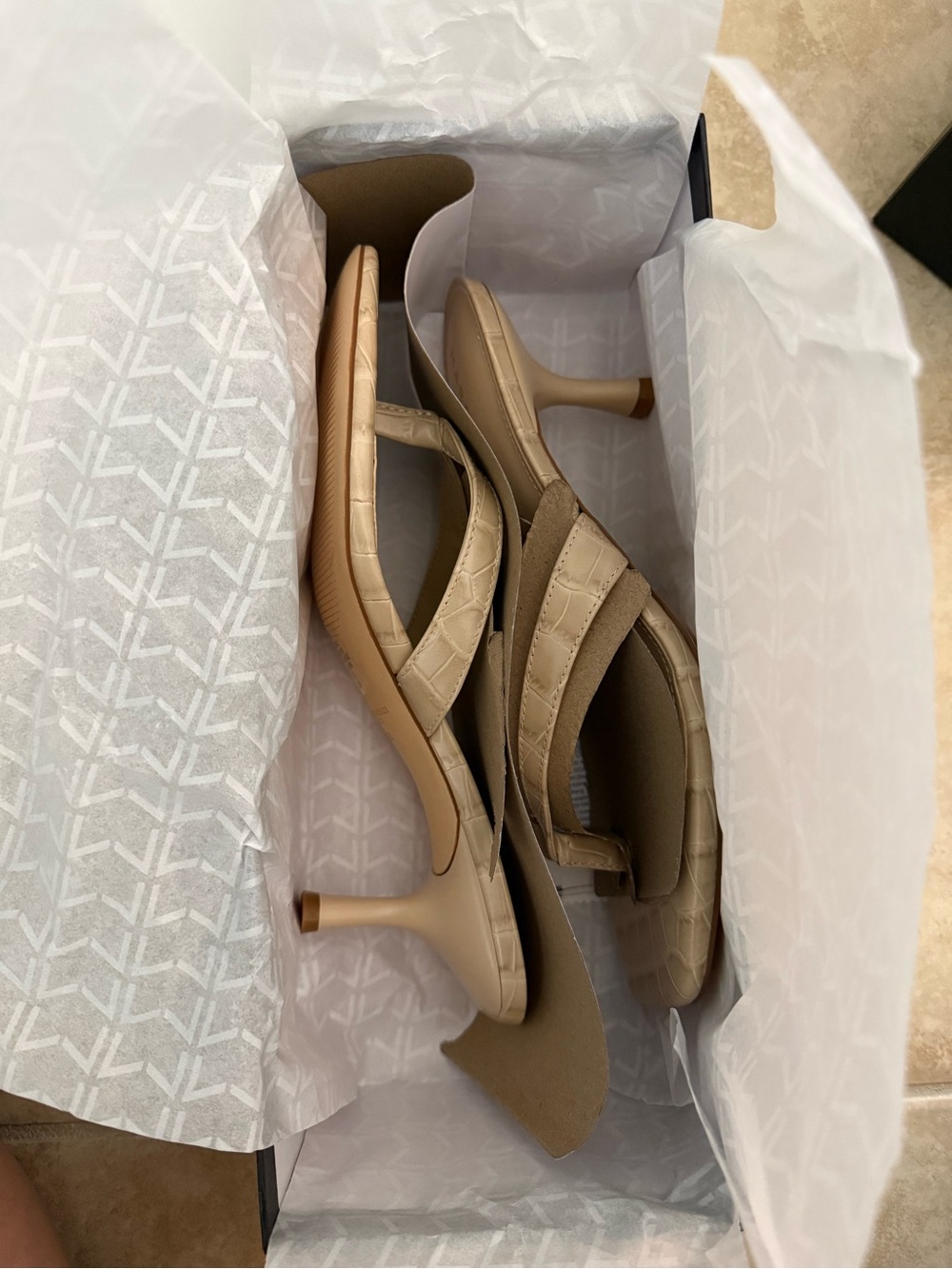 Marc Fisher Chic Beige Croc-Embossed Thong Kitten Heel Sandals Size 7 - Picture 7 of 10